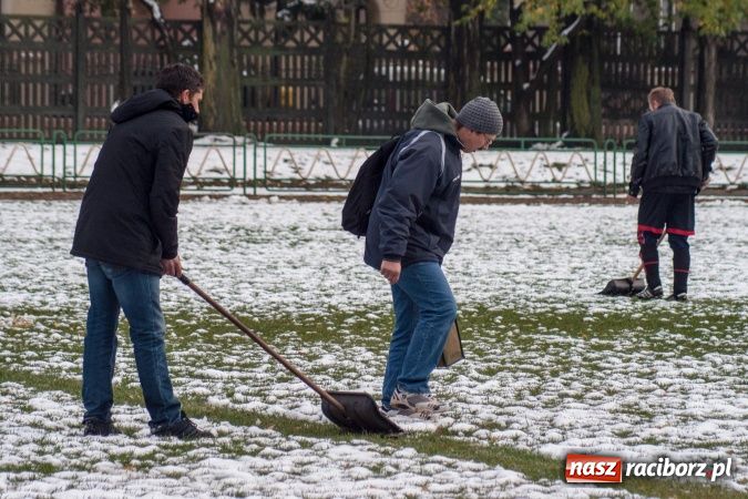 Zdjęcie w galerii na portalu naszraciborz.pl: Derby Raciborza z perypetiami wiadomości z regionu