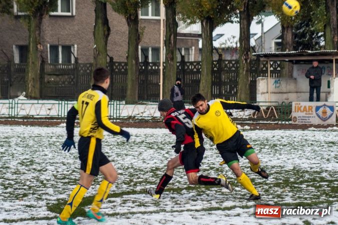 Zdjęcie w galerii na portalu naszraciborz.pl: Derby Raciborza z perypetiami wiadomości z regionu