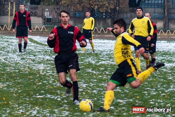 Zdjęcie w galerii na portalu naszraciborz.pl: Derby Raciborza z perypetiami wiadomości z regionu