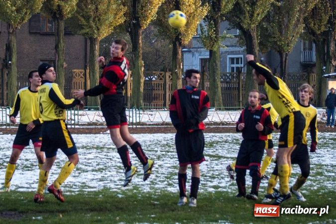 Zdjęcie w galerii na portalu naszraciborz.pl: Derby Raciborza z perypetiami wiadomości z regionu