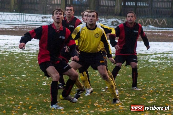 Zdjęcie w galerii na portalu naszraciborz.pl: Derby Raciborza z perypetiami wiadomości z regionu