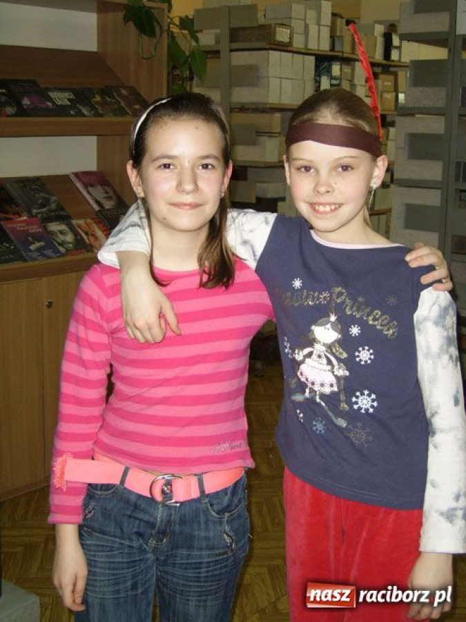 Zdjęcie w galerii na portalu naszraciborz.pl: Noc wśród Indian w bibliotece wiadomości z regionu