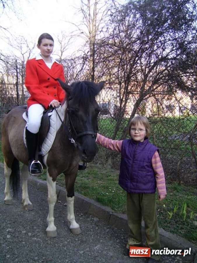 Zdjęcie w galerii na portalu naszraciborz.pl: Noc wśród Indian w bibliotece wiadomości z regionu