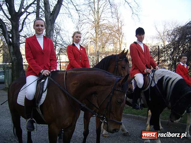 Zdjęcie w galerii na portalu naszraciborz.pl: Noc wśród Indian w bibliotece wiadomości z regionu