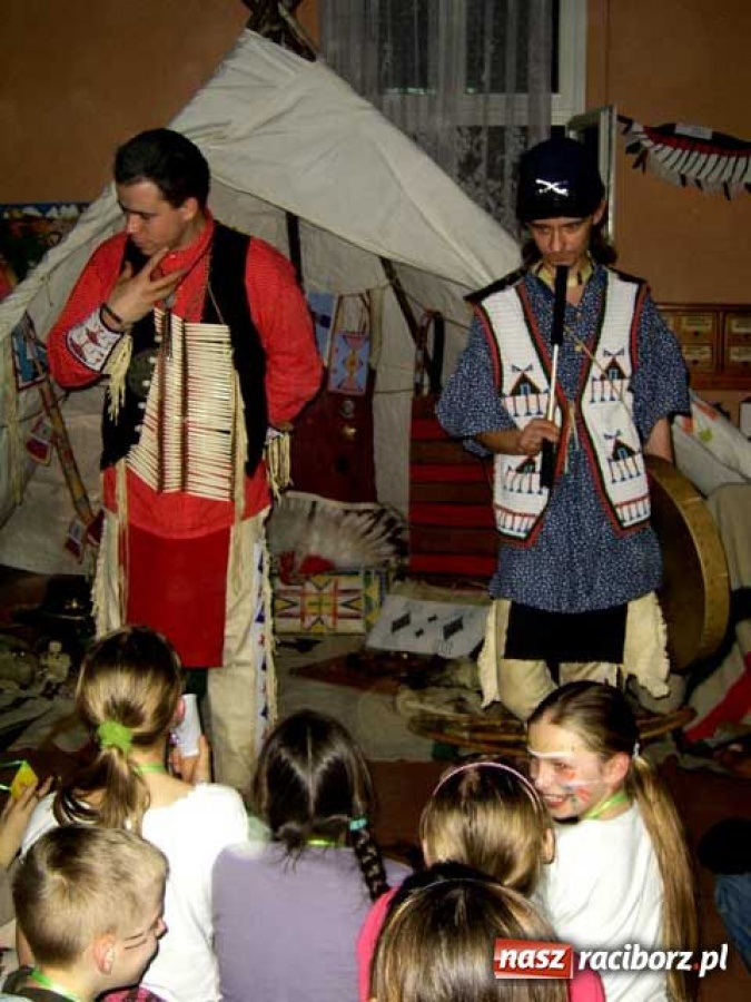 Zdjęcie w galerii na portalu naszraciborz.pl: Noc wśród Indian w bibliotece wiadomości z regionu