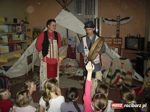 Zdjęcie w galerii na portalu naszraciborz.pl: Noc wśród Indian w bibliotece wiadomości z regionu
