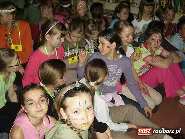 Zdjęcie w galerii na portalu naszraciborz.pl: Noc wśród Indian w bibliotece wiadomości z regionu