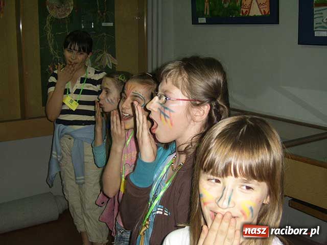 Zdjęcie w galerii na portalu naszraciborz.pl: Noc wśród Indian w bibliotece wiadomości z regionu