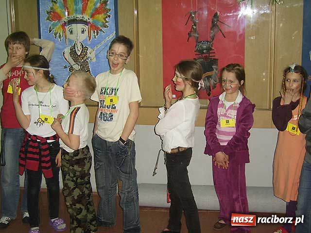 Zdjęcie w galerii na portalu naszraciborz.pl: Noc wśród Indian w bibliotece wiadomości z regionu