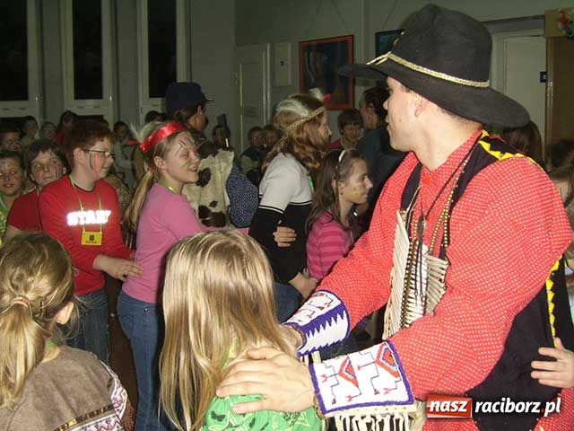 Zdjęcie w galerii na portalu naszraciborz.pl: Noc wśród Indian w bibliotece wiadomości z regionu