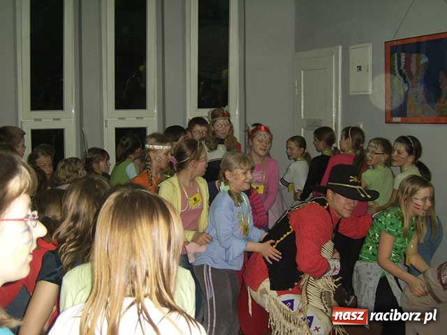 Zdjęcie w galerii na portalu naszraciborz.pl: Noc wśród Indian w bibliotece wiadomości z regionu