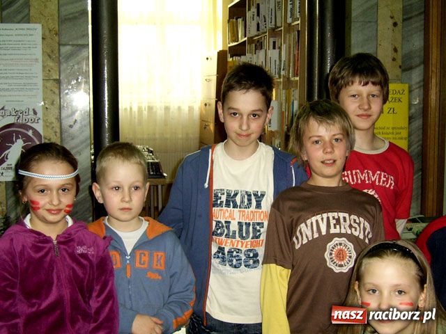 Zdjęcie w galerii na portalu naszraciborz.pl: Noc wśród Indian w bibliotece wiadomości z regionu