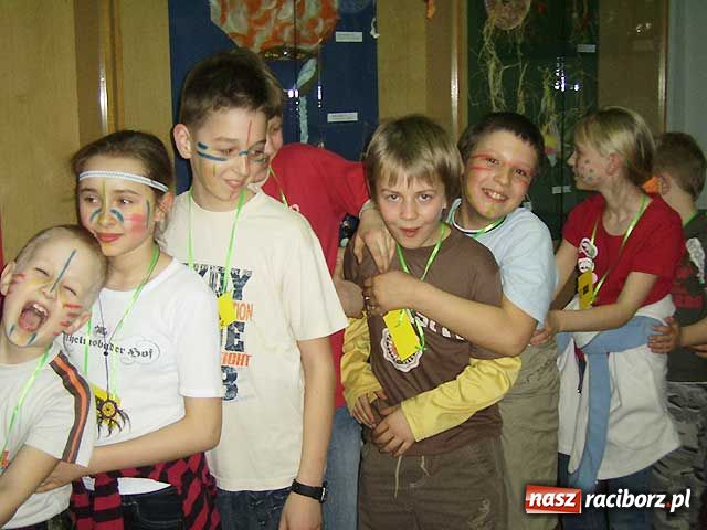 Zdjęcie w galerii na portalu naszraciborz.pl: Noc wśród Indian w bibliotece wiadomości z regionu