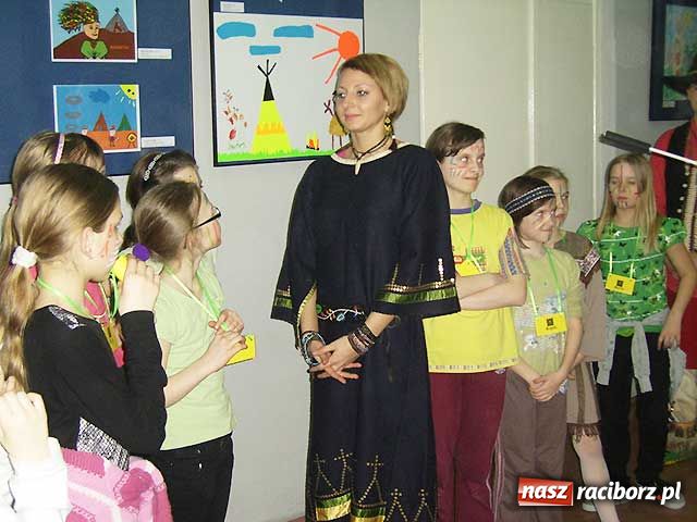 Zdjęcie w galerii na portalu naszraciborz.pl: Noc wśród Indian w bibliotece wiadomości z regionu