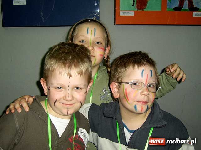 Zdjęcie w galerii na portalu naszraciborz.pl: Noc wśród Indian w bibliotece wiadomości z regionu