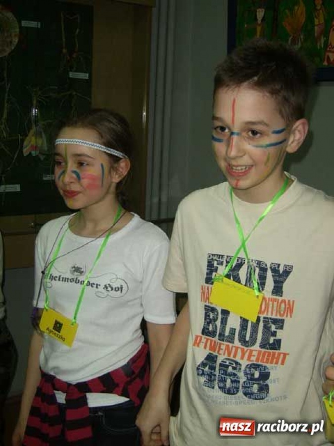 Zdjęcie w galerii na portalu naszraciborz.pl: Noc wśród Indian w bibliotece wiadomości z regionu