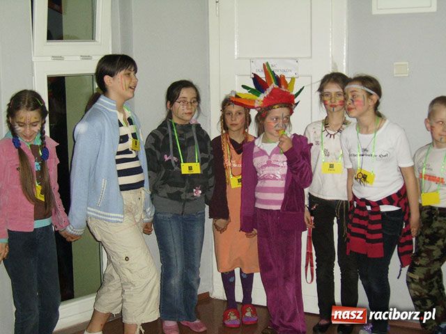 Zdjęcie w galerii na portalu naszraciborz.pl: Noc wśród Indian w bibliotece wiadomości z regionu