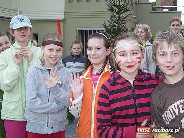 Zdjęcie w galerii na portalu naszraciborz.pl: Noc wśród Indian w bibliotece wiadomości z regionu