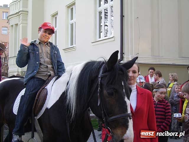 Zdjęcie w galerii na portalu naszraciborz.pl: Noc wśród Indian w bibliotece wiadomości z regionu