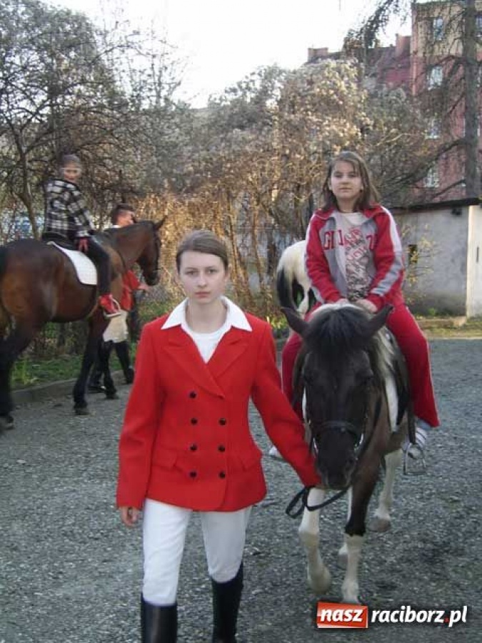 Zdjęcie w galerii na portalu naszraciborz.pl: Noc wśród Indian w bibliotece wiadomości z regionu