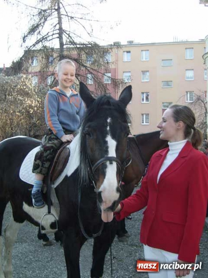 Zdjęcie w galerii na portalu naszraciborz.pl: Noc wśród Indian w bibliotece wiadomości z regionu