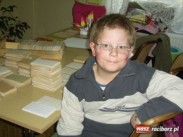 Zdjęcie w galerii na portalu naszraciborz.pl: Noc wśród Indian w bibliotece wiadomości z regionu