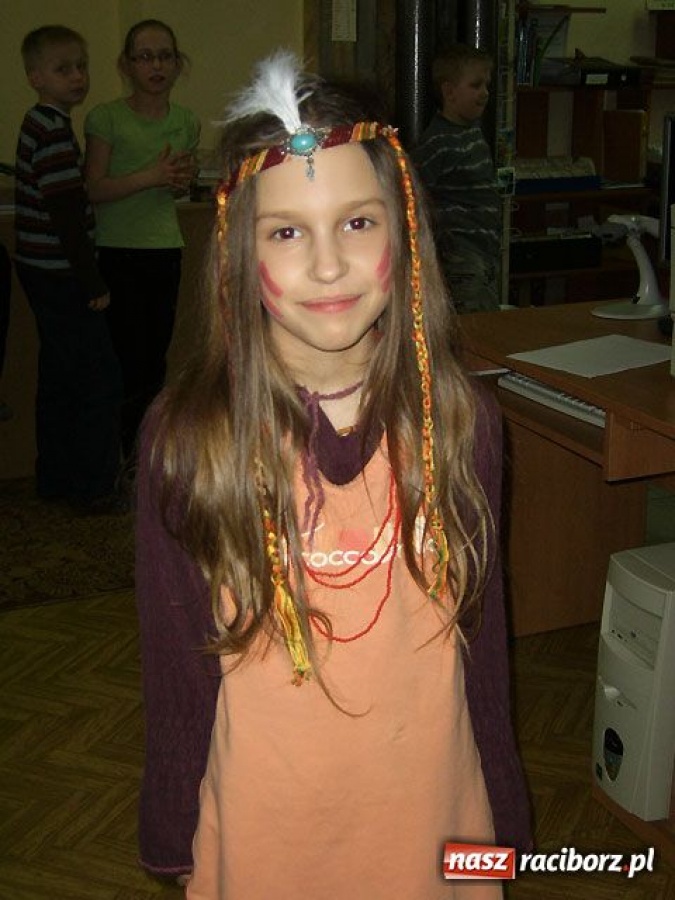 Zdjęcie w galerii na portalu naszraciborz.pl: Noc wśród Indian w bibliotece wiadomości z regionu