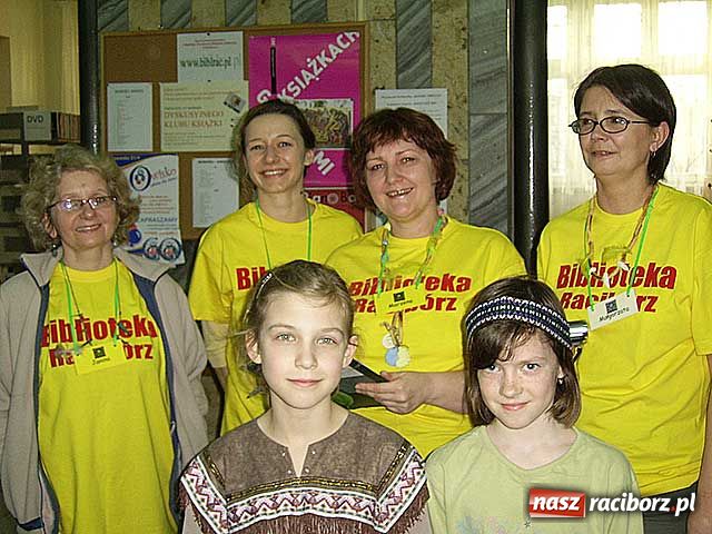 Zdjęcie w galerii na portalu naszraciborz.pl: Noc wśród Indian w bibliotece wiadomości z regionu