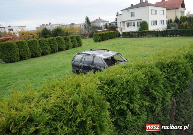 Zdjęcie w galerii na portalu naszraciborz.pl: Wjechał oplem na posesję w Markowicach wiadomości z regionu