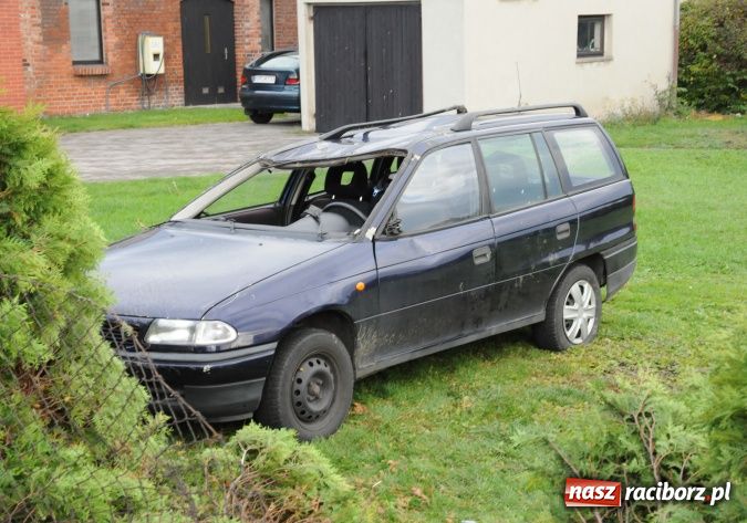 Zdjęcie w galerii na portalu naszraciborz.pl: Wjechał oplem na posesję w Markowicach wiadomości z regionu