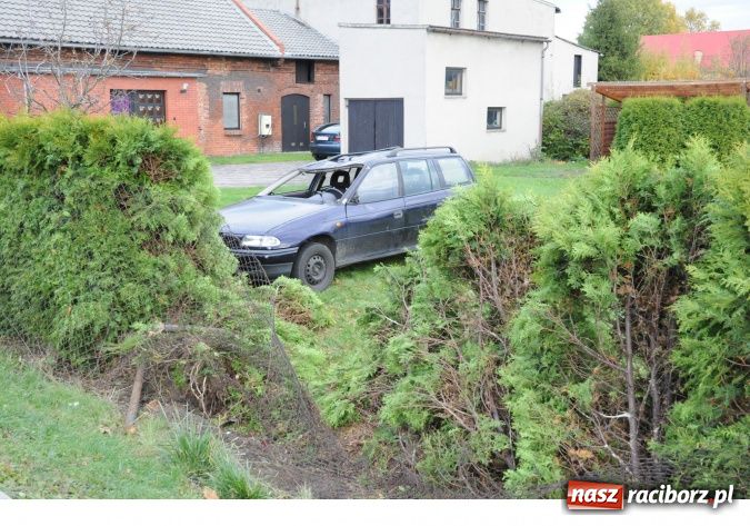 Zdjęcie w galerii na portalu naszraciborz.pl: Wjechał oplem na posesję w Markowicach wiadomości z regionu