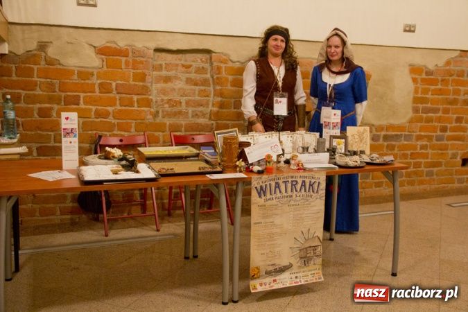 Zdjęcie w galerii na portalu naszraciborz.pl: IX Wiatraki rozhulały zamek wiadomości z regionu