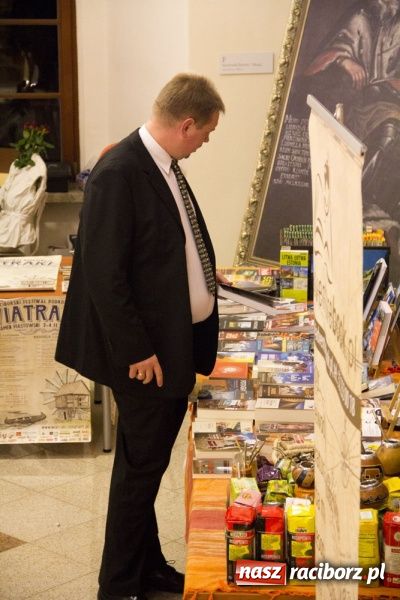 Zdjęcie w galerii na portalu naszraciborz.pl: IX Wiatraki rozhulały zamek wiadomości z regionu