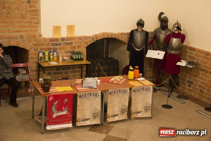 Zdjęcie w galerii na portalu naszraciborz.pl: IX Wiatraki rozhulały zamek wiadomości z regionu