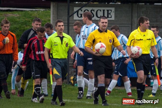 Zdjęcie w galerii na portalu naszraciborz.pl: Dziki zryły murawę w Bieńkowicach. Grano w Bolesławiu wiadomości z regionu