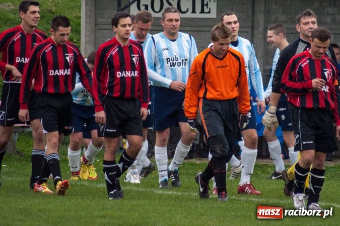 Zdjęcie w galerii na portalu naszraciborz.pl: Dziki zryły murawę w Bieńkowicach. Grano w Bolesławiu wiadomości z regionu