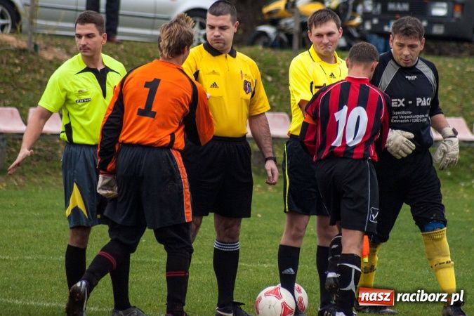 Zdjęcie w galerii na portalu naszraciborz.pl: Dziki zryły murawę w Bieńkowicach. Grano w Bolesławiu wiadomości z regionu