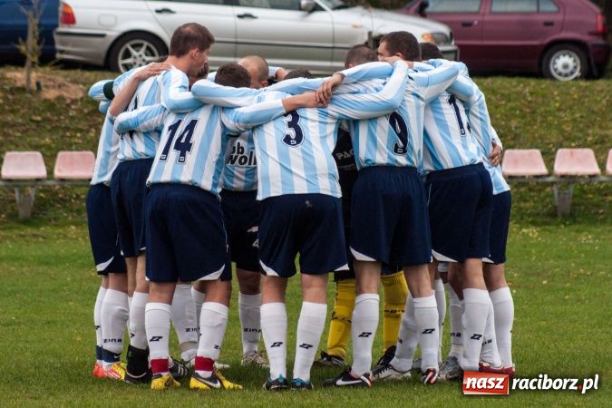 Zdjęcie w galerii na portalu naszraciborz.pl: Dziki zryły murawę w Bieńkowicach. Grano w Bolesławiu wiadomości z regionu