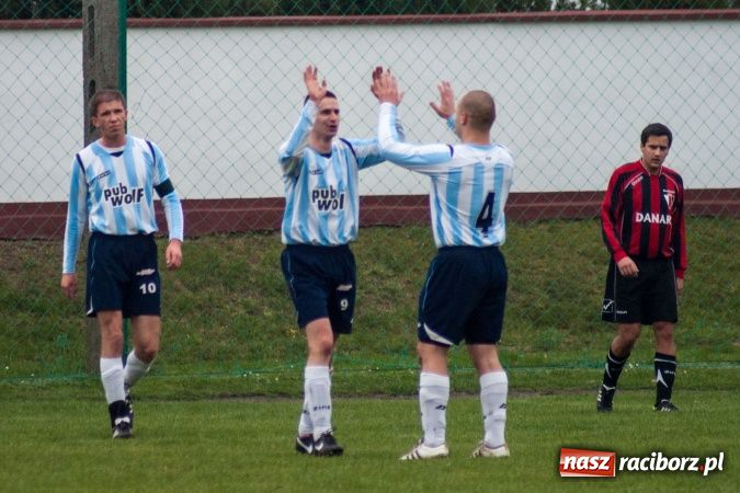 Zdjęcie w galerii na portalu naszraciborz.pl: Dziki zryły murawę w Bieńkowicach. Grano w Bolesławiu wiadomości z regionu