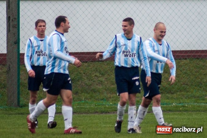 Zdjęcie w galerii na portalu naszraciborz.pl: Dziki zryły murawę w Bieńkowicach. Grano w Bolesławiu wiadomości z regionu