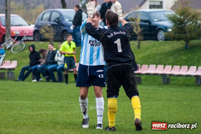 Zdjęcie w galerii na portalu naszraciborz.pl: Dziki zryły murawę w Bieńkowicach. Grano w Bolesławiu wiadomości z regionu