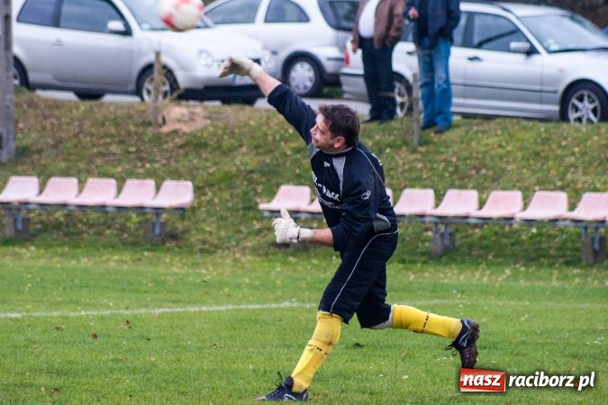 Zdjęcie w galerii na portalu naszraciborz.pl: Dziki zryły murawę w Bieńkowicach. Grano w Bolesławiu wiadomości z regionu