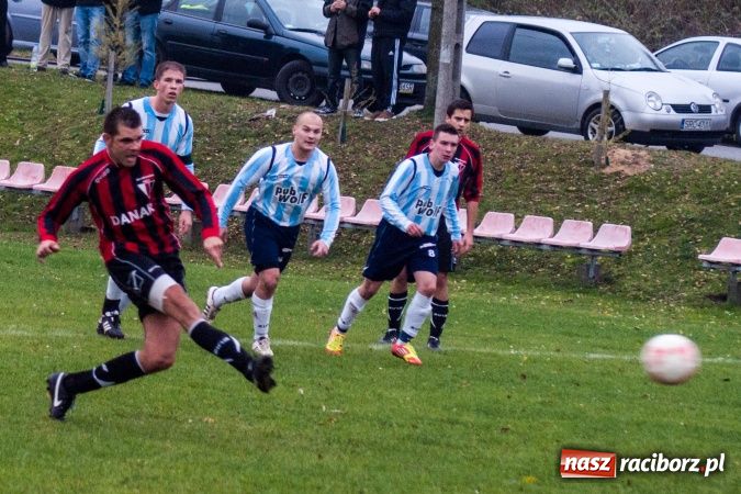 Zdjęcie w galerii na portalu naszraciborz.pl: Dziki zryły murawę w Bieńkowicach. Grano w Bolesławiu wiadomości z regionu