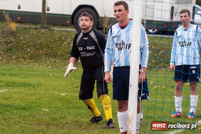 Zdjęcie w galerii na portalu naszraciborz.pl: Dziki zryły murawę w Bieńkowicach. Grano w Bolesławiu wiadomości z regionu