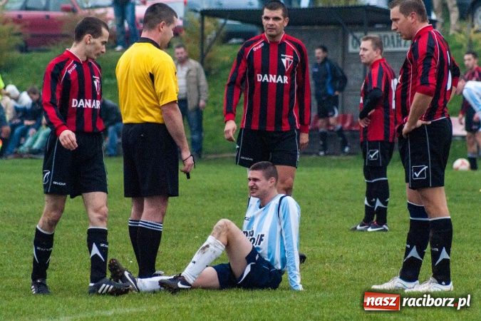 Zdjęcie w galerii na portalu naszraciborz.pl: Dziki zryły murawę w Bieńkowicach. Grano w Bolesławiu wiadomości z regionu