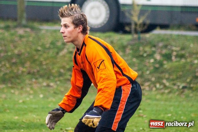 Zdjęcie w galerii na portalu naszraciborz.pl: Dziki zryły murawę w Bieńkowicach. Grano w Bolesławiu wiadomości z regionu