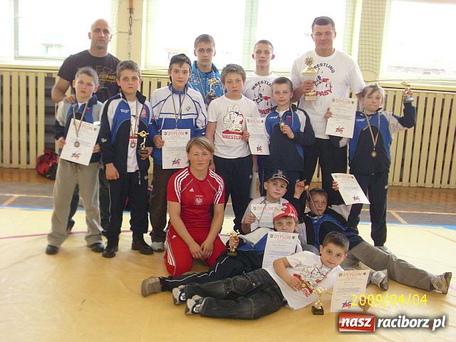 Zdjęcie w galerii na portalu naszraciborz.pl: Zapaśnicy Dębu Brzeźnica walczyli na trzech frontach wiadomości z regionu