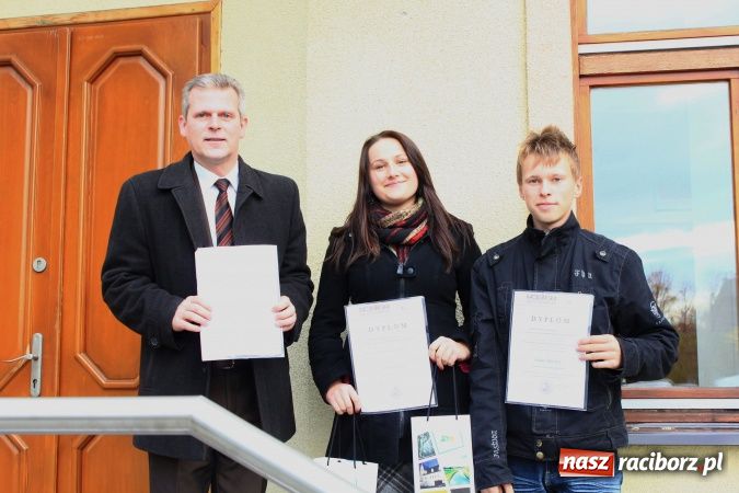 Zdjęcie w galerii na portalu naszraciborz.pl: Wręczono stypendia RIG-u wiadomości z regionu