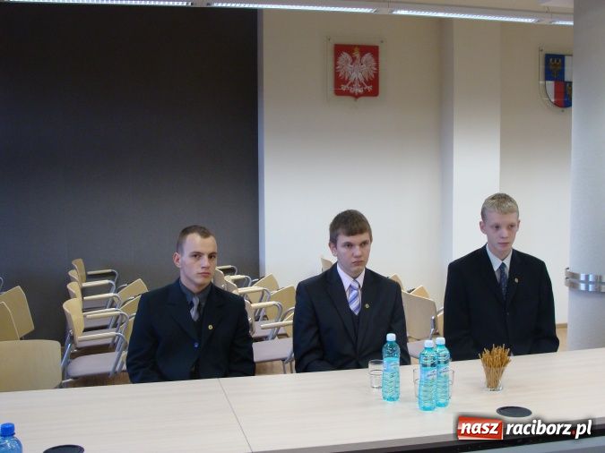 Zdjęcie w galerii na portalu naszraciborz.pl: Wręczono stypendia RIG-u wiadomości z regionu