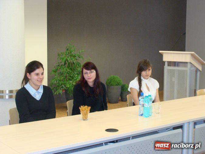 Zdjęcie w galerii na portalu naszraciborz.pl: Wręczono stypendia RIG-u wiadomości z regionu